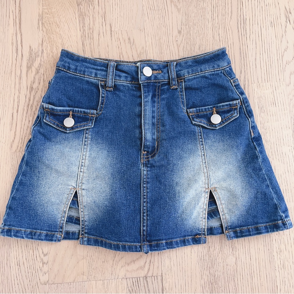 6ixty8ight soft denim mini skirt with layered shorts inside. 99%new condition.